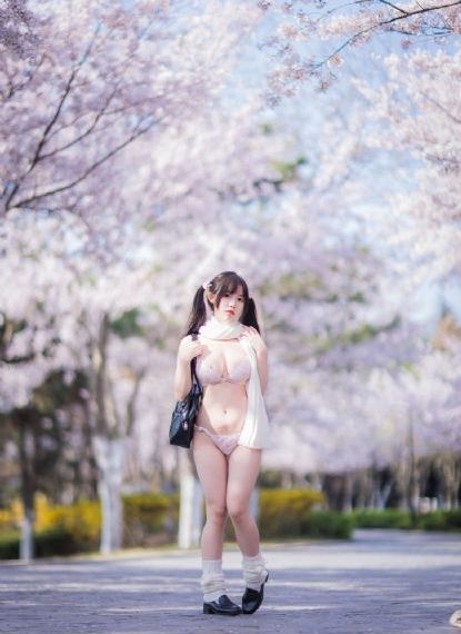 摸着双乳胸交小说_HD迅雷电影在线